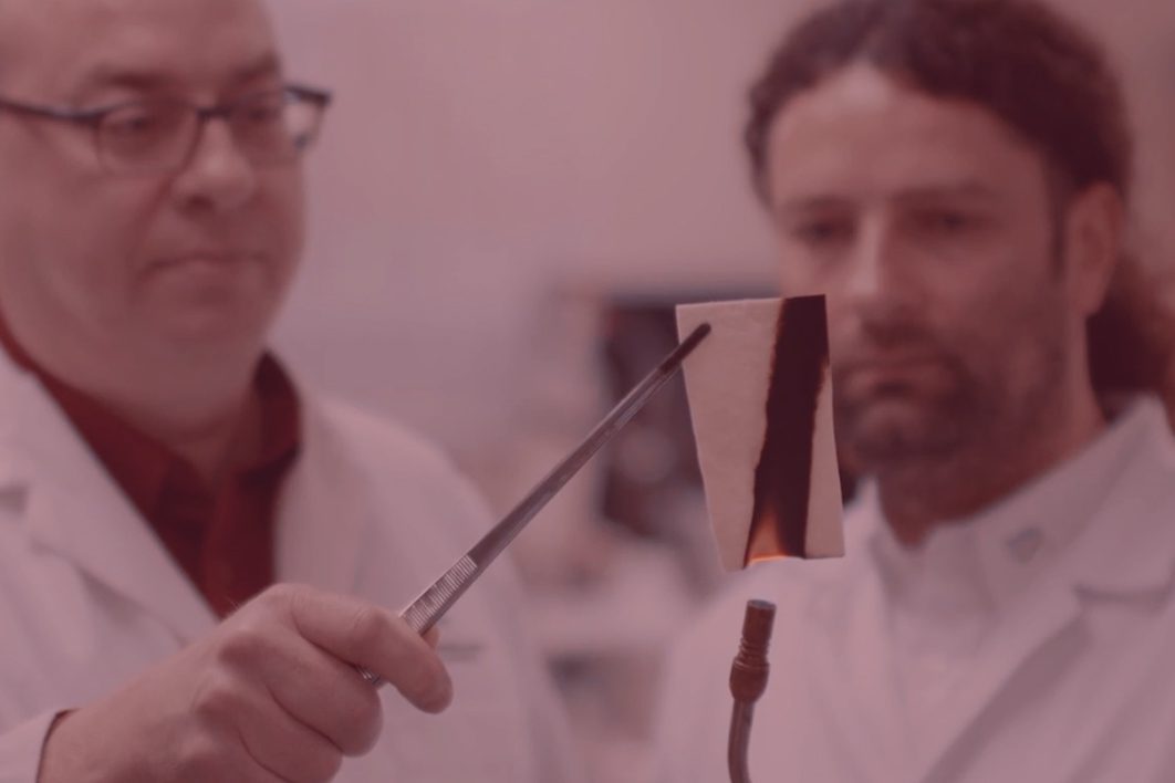 [VIDEO] Deux Québécois inventent le papier qui ne brûle pas